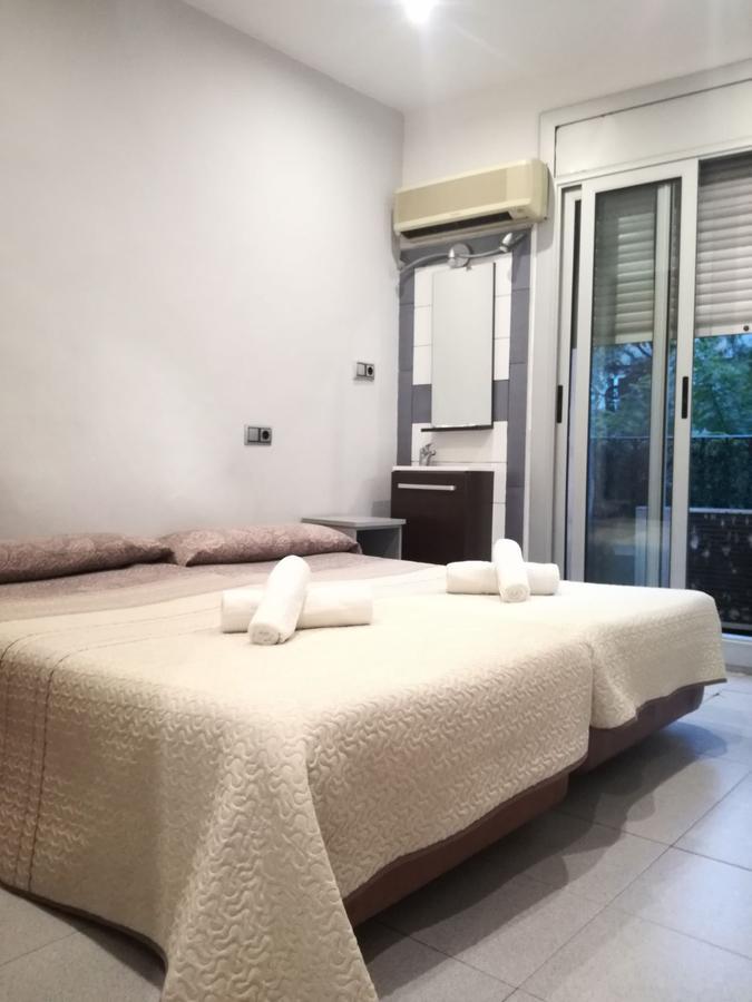 Habitación Doble Básica con baño compartido - 2 camas